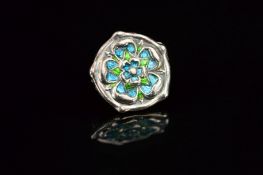 AN EARLY 20TH CENTURY W.H. HASELER CIRCULAR ENAMELLED FLORAL DESIGN BROOCH, in blue and green