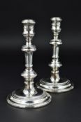 A PAIR OF ELIZABETH II SILVER CANDLESTICKS OF GEORGE I STYLE, turned knopped columns, stepped