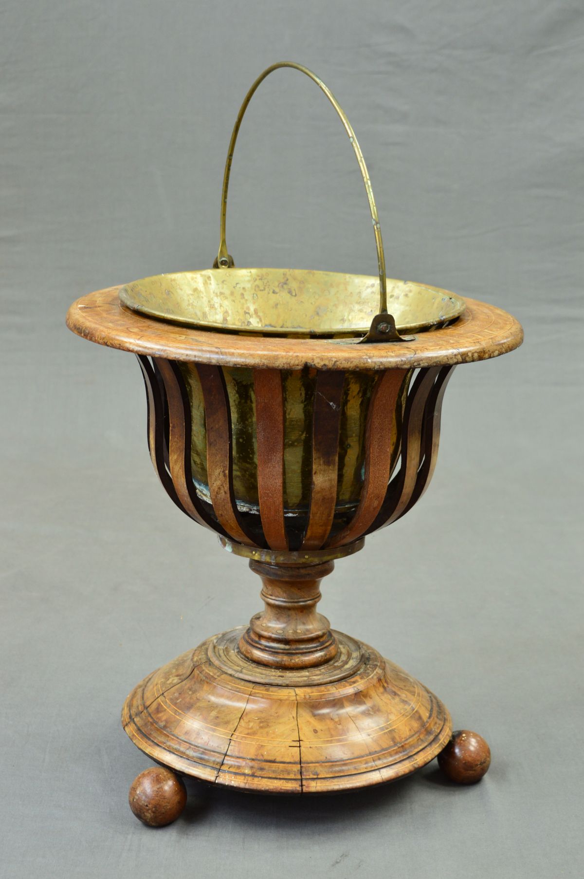 A 19TH CENTURY WALNUT STAINED AND WALNUT JARDINIERE, with boxwood stringing, circular top fitted - Bild 3 aus 6