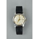 AN OMEGA GENTS AUTOMATIC STAINLESS STEEL SEAMASTER WRISTWATCH, date aperture, on leather strap