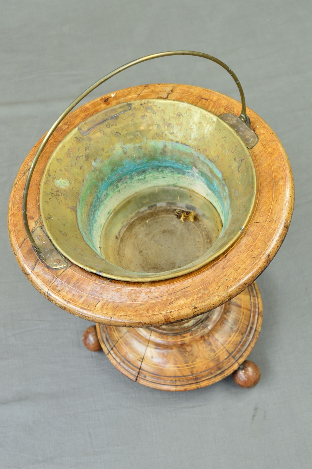 A 19TH CENTURY WALNUT STAINED AND WALNUT JARDINIERE, with boxwood stringing, circular top fitted - Bild 2 aus 6