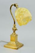 AN EARLY 20TH CENTURY BRASS DESK LAMP, mottled yellow and white hexagonal glass shade, on an