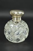 AN EDWARDIAN SILVER MOUNTED GLASS SCENT BOTTLE, of spherical form, wavy circular hinged cover with