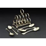 AN EDWARDIAN SILVER FIVE BAR TOAST RACK, of clover leaf outline on a rectangular base, oval ring