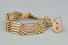 AN EARLY 20TH CENTURY 9CT ROSE GOLD FIVE BAR GATE BRACELET, textured links fitted to an engraved