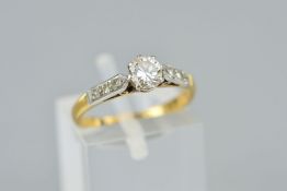 A MID 20TH CENTURY DIAMOND SINGLE STONE RING WITH DIAMONDS TO THE SHOULDERS, centering on round