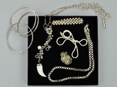 A SELECTION OF JEWELLERY, to include two hammered bangles, a filigree flower brooch, a box-link
