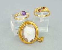 AN EARLY 20TH CENTURY MISCELLANEOUS JEWELLERY COLLECTION, to include an 18ct gold diamond and garnet