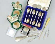 A CASED SET OF SIX GEORGE V SILVER TEASPOONS,m Sheffield 1912, silver handled dressing table