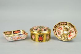 THREE ROYAL CROWN DERBY IMARI TRINKETS to include '1128' pattern covered pot, gold banded, a '