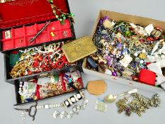 A SELECTION OF COSTUME JEWELLERY, to include an early 20th Century paste and ivy leaf cross pendant,