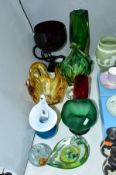 NINE PIECES OF MODERN GLASSWARE, including a Murano glass vase, an Alum Bay pulpit vase, amethyst