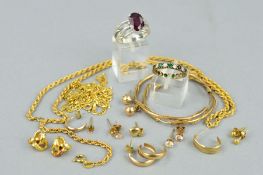 A SELECTION OF MAINLY 9CT GOLD JEWELLERY, to include a garnet 9ct white gold ring, garnet