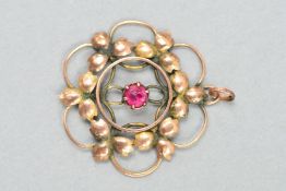 AN EARLY 20TH CENTURY 9CT GOLD AND PASTE PENDANT, the central claw set circular red paste within