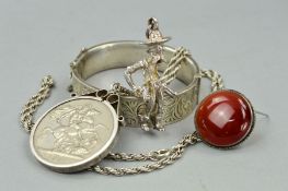 FOUR ITEMS OF JEWELLERY, to include a silver hinged bangle with scrolling acanthus leaf engraving to