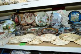 A QUANTITY OF COLLECTORS PLATES, some with boxes, includes a set of glass plates and resin plates,