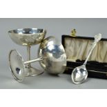 A PAIR OF GEORGE V SILVER CHAMPAGNE BOWLS/TROPHIES, engraved with foxes, initials and presentation