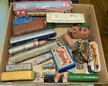 A SMALL QUANTITY OF RAILWAYANA, various gauges including a boxed Lima carriage, die cast vehicles,