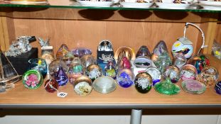 A GROUP OF VARIOUS GLASS PAPERWEIGHTS, ORNAMENTS, etc, to include 'Isle of Wight', Mdina, Caithness,