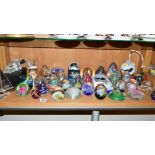 A GROUP OF VARIOUS GLASS PAPERWEIGHTS, ORNAMENTS, etc, to include 'Isle of Wight', Mdina, Caithness,
