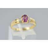 A 9CT GOLD GEM RING, designed as a central gem, assessed as a garnet, flanked by two circular