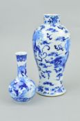 A BLUE AND WHITE ORIENTAL DRAGON DECORATED VASE, with four blue character marks to base, height 26cm
