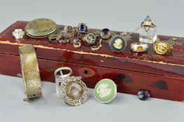 A SELECTION OF SILVER AND WHITE METAL JEWELLERY, to include a Wedgwood brooch and pendant