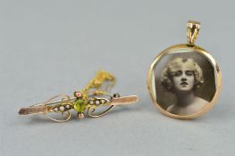 TWO ITEMS OF EDWARDIAN 9CT GOLD JEWELLERY, to include a circular double sided photograph pendant,