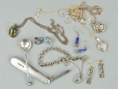 A SELECTION OF MAINLY SILVER JEWELLERY, to include a moss agate cabochon locket, a coffee spoon, a