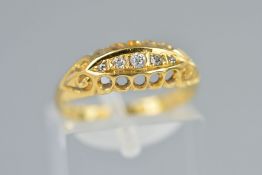 AN EARLY 20TH CENTURY 18CT GOLD FIVE STONE DIAMOND RING, designed as five graduated old and single