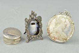 THREE ITEMS, to include a miniature silver frame of floral design, hallmarked London, 1981, length