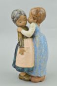 A LLADRO GRES FIGURE GROUP, 'The Little Kiss' No2086, by Francisco Catala, approximate height 29cm