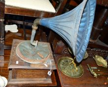 AN EARLY 20TH CENTURY HORN GRAMOPHONE, horn diameter 45cm (distressed, winding handle), together