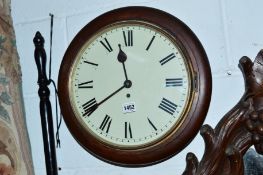 AN EARLY 20TH CENTURY OAK CIRCULAR WALL CLOCK, 30 hour movement replacement dial with Roman