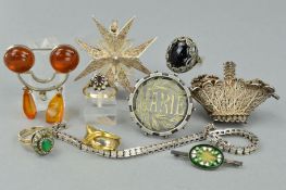 A SELECTION OF MAINLY SILVER JEWELLERY, to include an early 20th Century name brooch reading