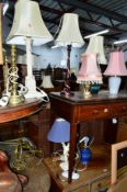 A QUANTITY OF TABLE LAMPS, to include a glazed table lamp, column table lamp, two brass lamps,