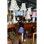 A QUANTITY OF TABLE LAMPS, to include a glazed table lamp, column table lamp, two brass lamps,