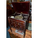 THE ALBA, AN EARLY 20TH CENTURY OAK CASED GRAMOPHONE (winding key)