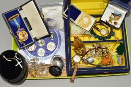 A SELECTION OF JEWELLERY, to include an early 20th Century 9ct gold enamel Royal Artillery badge,