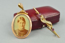 TWO EARLY 20TH CENTURY ITEMS OF 9CT GOLD JEWELLERY, to include an oval double sided locket and a bar