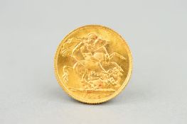 A FULL GOLD SOVEREIGN, George V 1915