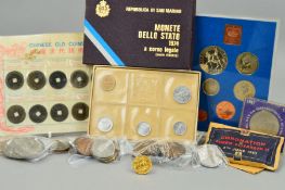 A PLASTIC BOX OF MIXED COINS, to include a gold sovereign George V 1913, a 1986 silver Eagle, etc