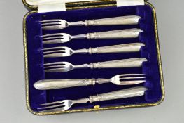 A CASED SET OF SIX EARLY 20TH CENTURY SILVER CAKE FORKS, the handles with stepped banded detail,