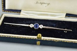 AN EARLY 20TH CENTURY SAPPHIRE AND DIAMOND BAR BROOCH, one round mixed cut blue sapphire measuring