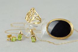 A PERIDOT PENDANT NECKLACE AND MATCHING EARRINGS, A RING AND A BROOCH, the pendant and earrings each