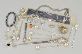 A SELECTION OF JEWELLERY AND NOVELTIES, to include a set of small decorative Continental spoons, a