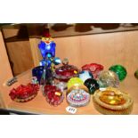 VARIOUS GLASSWARES, to include ruby glass dishes, Millefiori paperweight, glass clown, a Adam