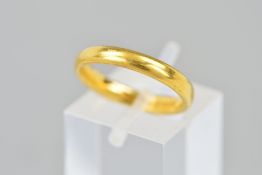 A 22CT GOLD PLAIN BAND RING, hallmarked Birmingham 1939, width 3mm, ring size J1/2, weight 3.9