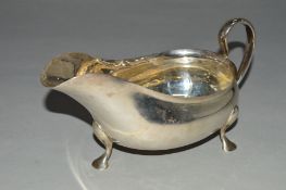 AN EDWARDIAN SILVER SAUCE BOAT, of oval form, engraved initial 'D' to one side, on three cabriole