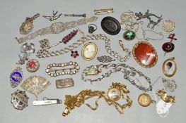 A SELECTION OF JEWELLERY, to include many late 19th to early 20th Century pieces, a silver Albert